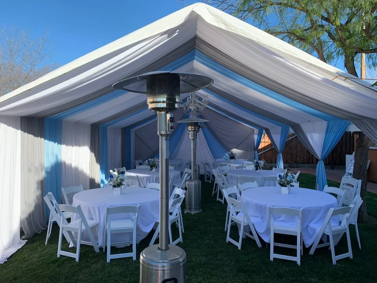 Carpa con mesas y sillas
